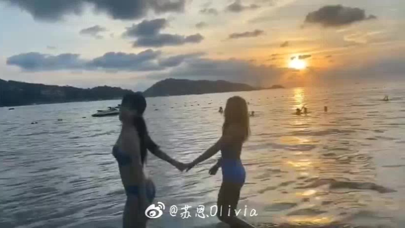 苏恩米儿泳装漫步海滩
